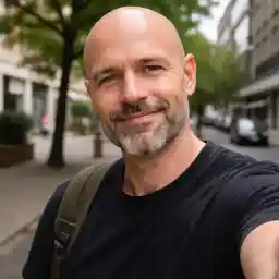 Portrait de Julien Moreau, joueur de casino en ligne basé à Angers, partageant son expérience sur Jackpot Bob Casino en France et rappelant l’importance du jeu responsable.
